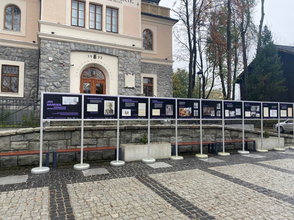 WYSTAWA PENEROWA „JAN MARKSEN KONSERWATOR, NIEWIDOCZNY BOHATER” przed gachem głównym Muzeum Tatrzańskiego