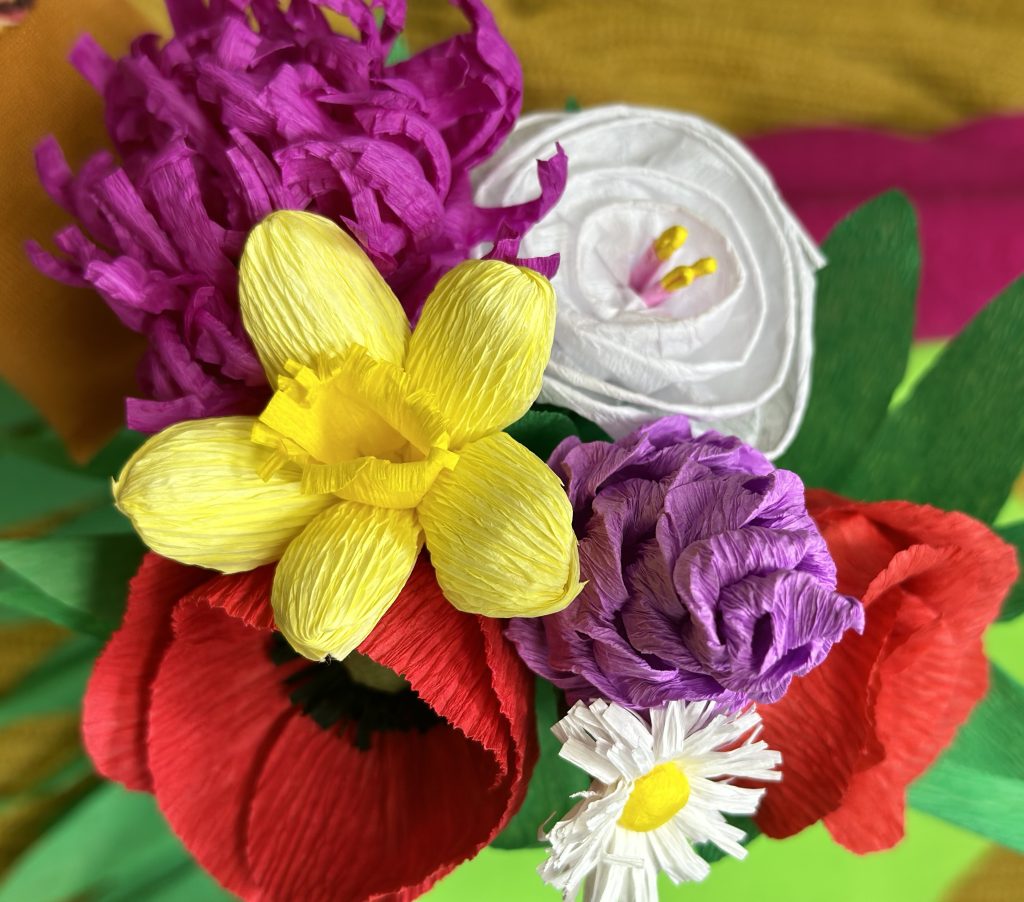 "Przedłużenie lata - kwiaty z bibuły" - warsztaty edukacyjne kolorowe zdjęcie kwiatów