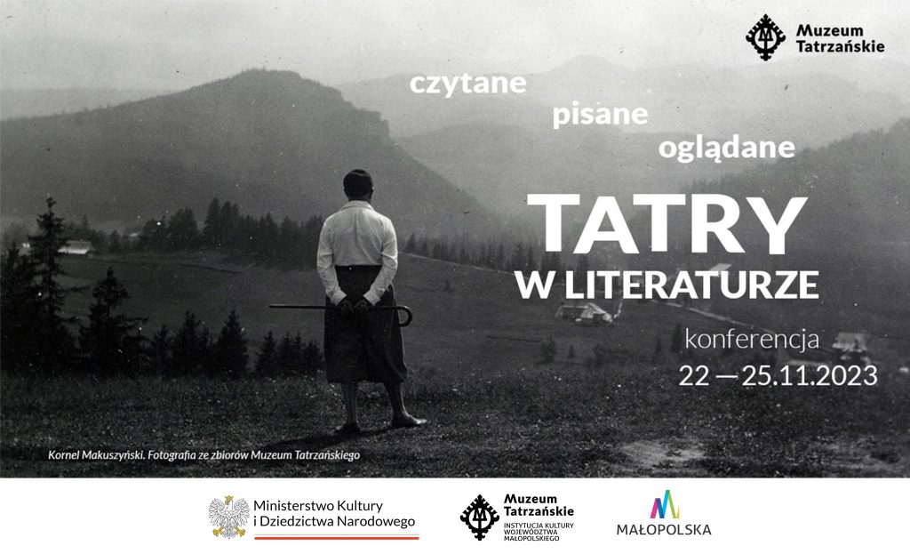Czarno-białe zdjęcie przedstawia Kornela Makuszyńskiego odwróconego tyłem do widza i wpatrzonego w Tatry. Napis: Czytane, pisane, oglądane. tatry w literaturze. Konferencja 22-25 listopada 2023 i logotypy