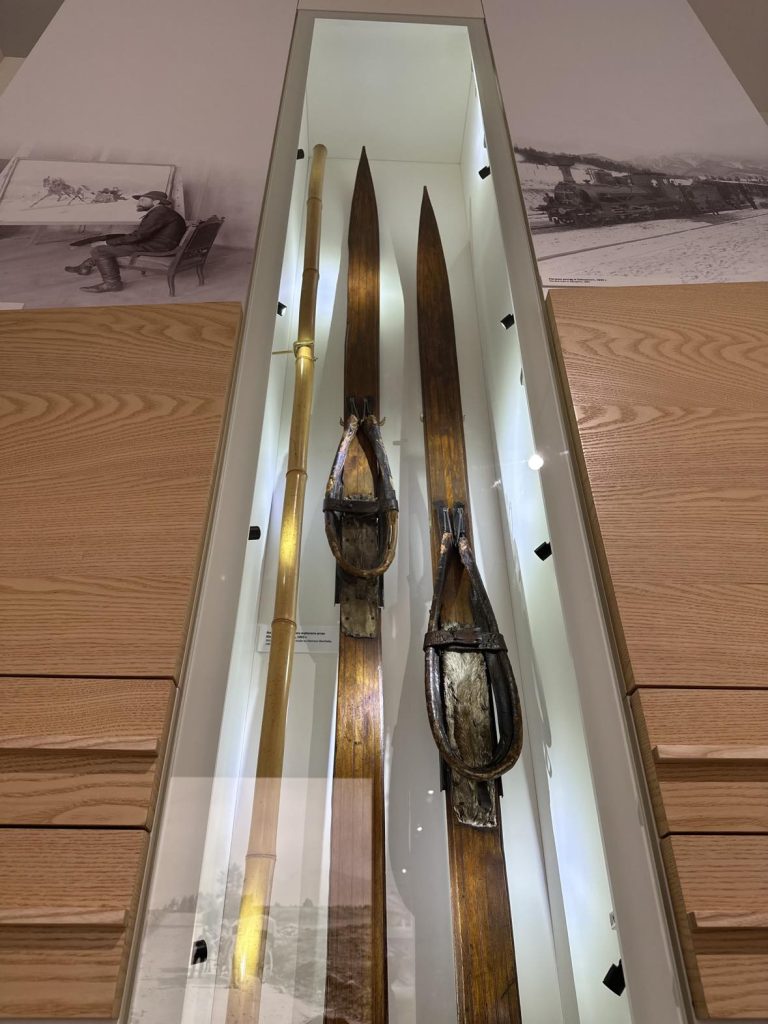 Drewniane narty w gablocie na ekspozycji w muzeum Tatrzańskim