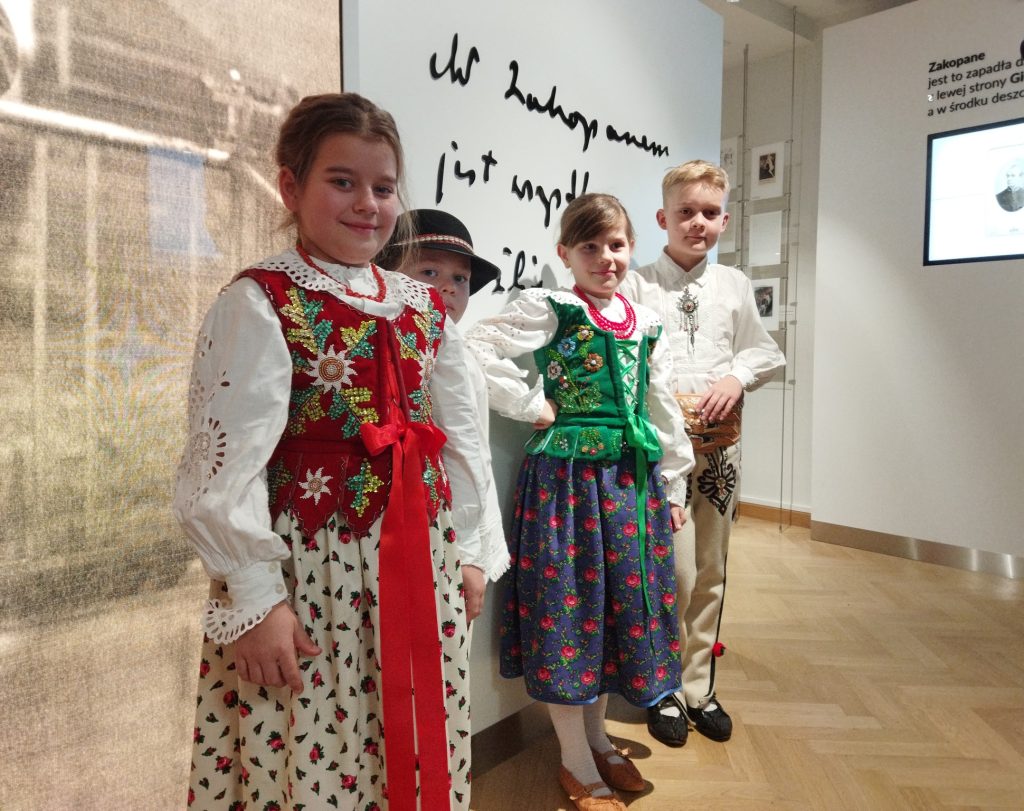 czworo dzieci w góralskich strojach w Muzeum Kornela Makuszyńskiego
