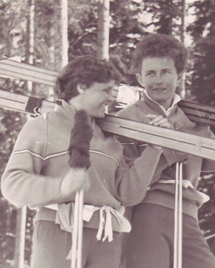 Fot. 1956 r., Memoriał Bronisława Czecha i Heleny Marusarzówny, po lewej Maria Gąsienica-Daniel (Szatkowska) i Barbara Grocholska-Kurkowiak, ze zbiorów Wojciecha Szatkowskiego