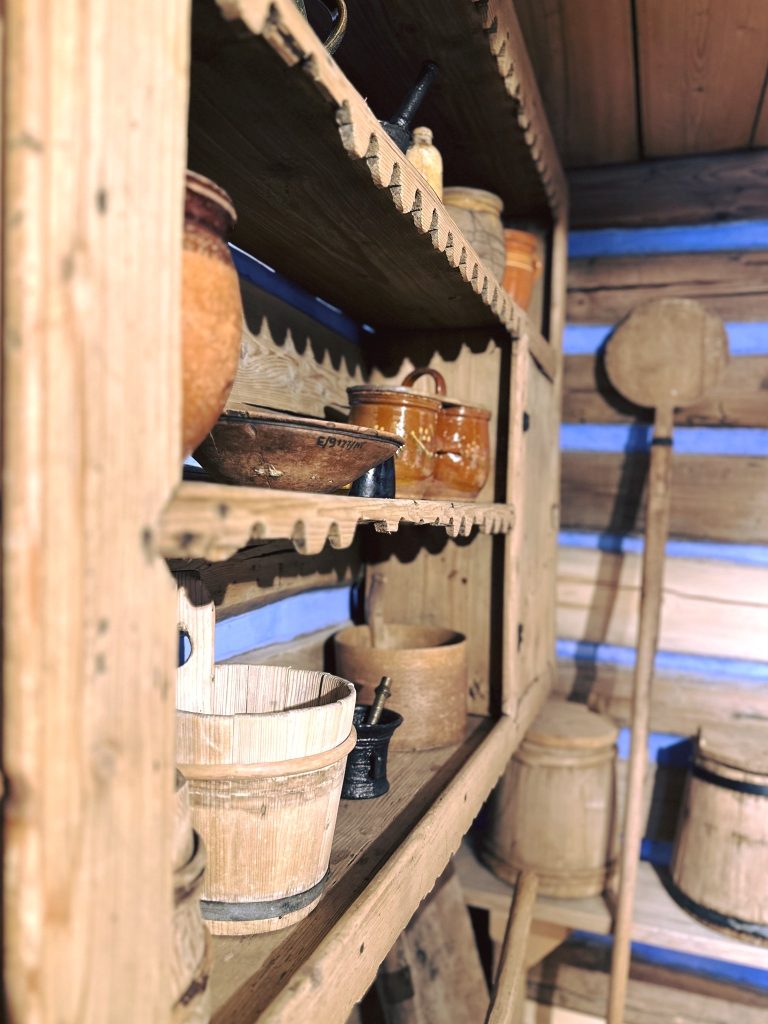 Wnętrze drewniane półki i naczynia w Zagrodzie Korkoszów w Czarnej Górze.