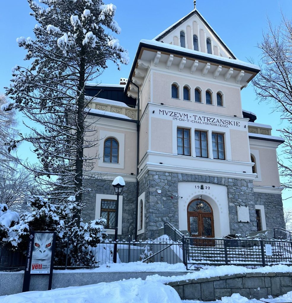 mach główny Muzeum Tatrzańskiego zimą, pięknie ośnieżony widziany z zewnątrz