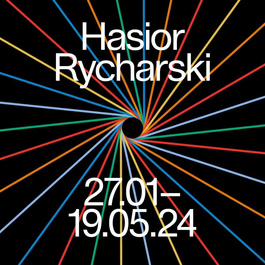 Hasior – Rycharski 27.01 – 19.05.2024 Napisy na czarnym tle z kolorowymi paskami