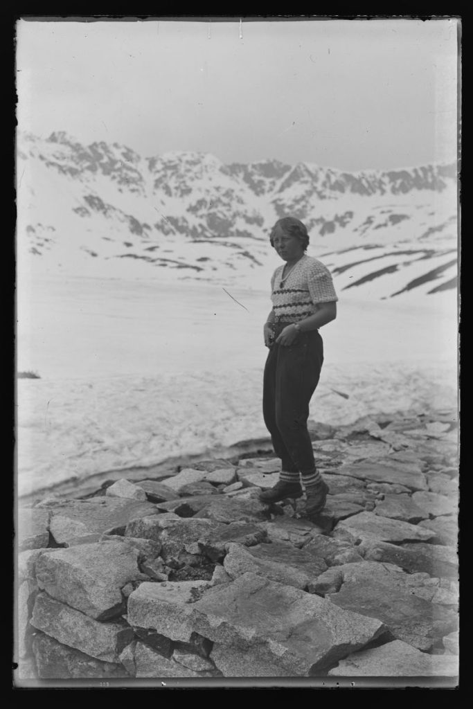 Wanda Gentil-Tippenhauer na tle zimowych gór, czarnobiałe zdjęcie