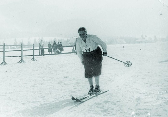 Fot. Zofia Stopka-Olesiak, zawodniczka SN PTT, uczestniczka FIS 1929, 1939, zdjęcie w zimowej scenerii, biegaczka na nartach.