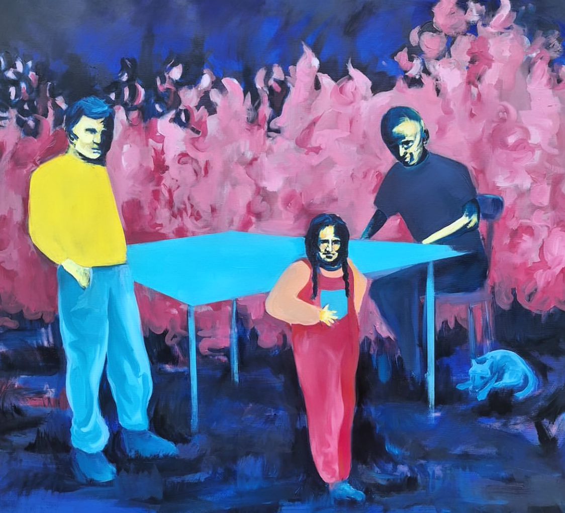 Kolorowy rysunek, przedstawiający 3 osoby, jedna z nich gra na fortepienie, pozostałe dwie stoją obok fortepianu.