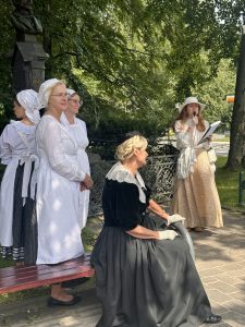 Święto ulicy Zamoyskiego. Na fotografii widzimy kobiety w strojach z epoki