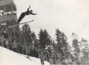 Stanisław Marusarz skaczący na nartach na czarno-białej fotografii