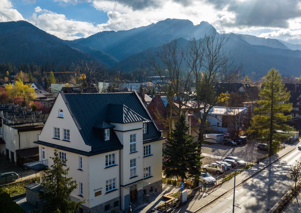 Opolanka zdjęcie z drona, w tle Giewont