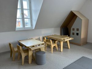 sala edukacyjna ze stolikami do rysowania