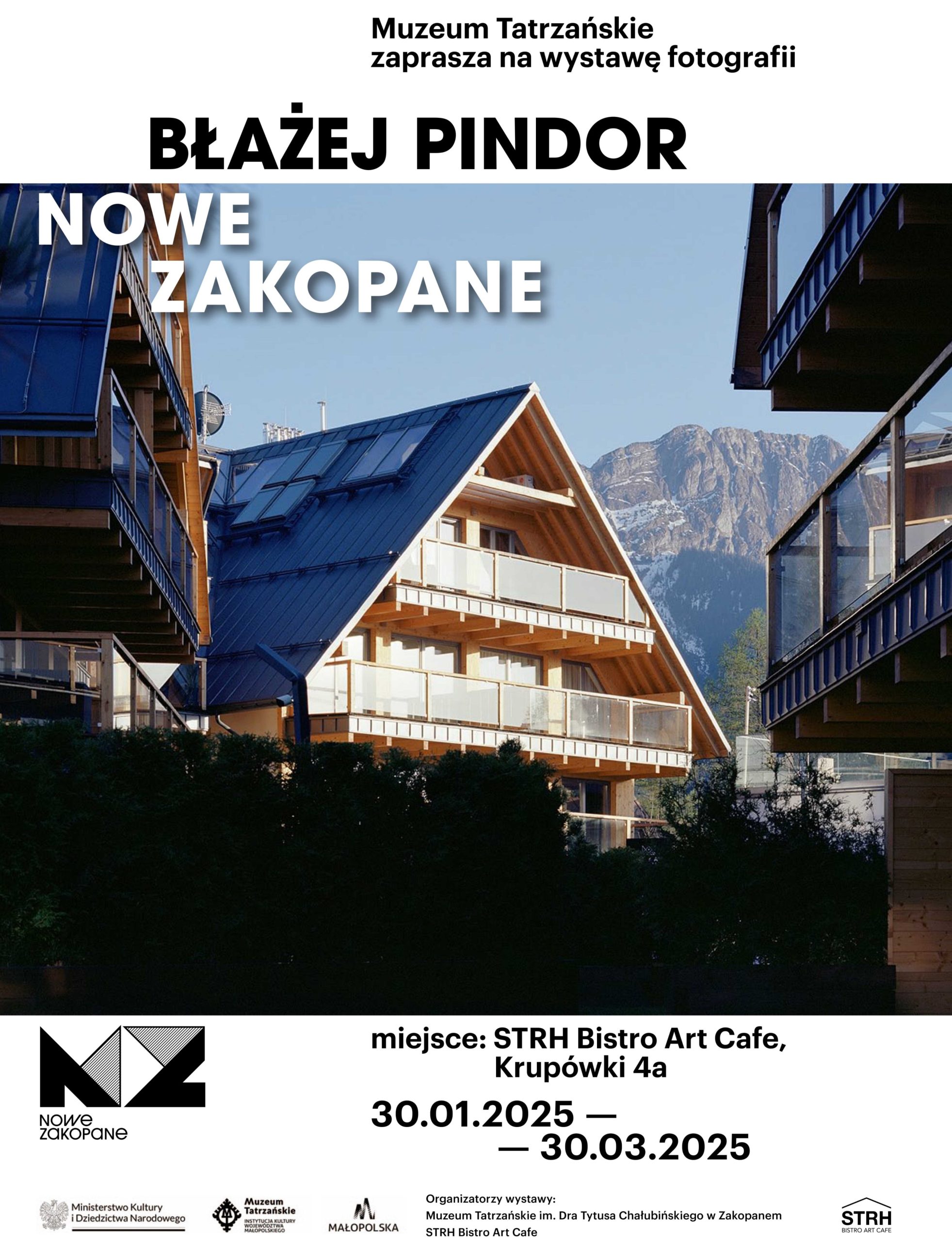 zdjęcie domu na tle gór Błażej Pindor Nowe Zakopane STRH Bistro Art Cafe, ul. Krupówki 4 a Współorganizatorzy: Muzeum Tatrzańskie im. Dra Tytusa Chałubińskiego w Zakopanem oraz STRH Art Bistro Cafe 30.01.2025 - 30.03.2025 na dole plakat z logotypami Muzeum Tatrzańskiego i STRH