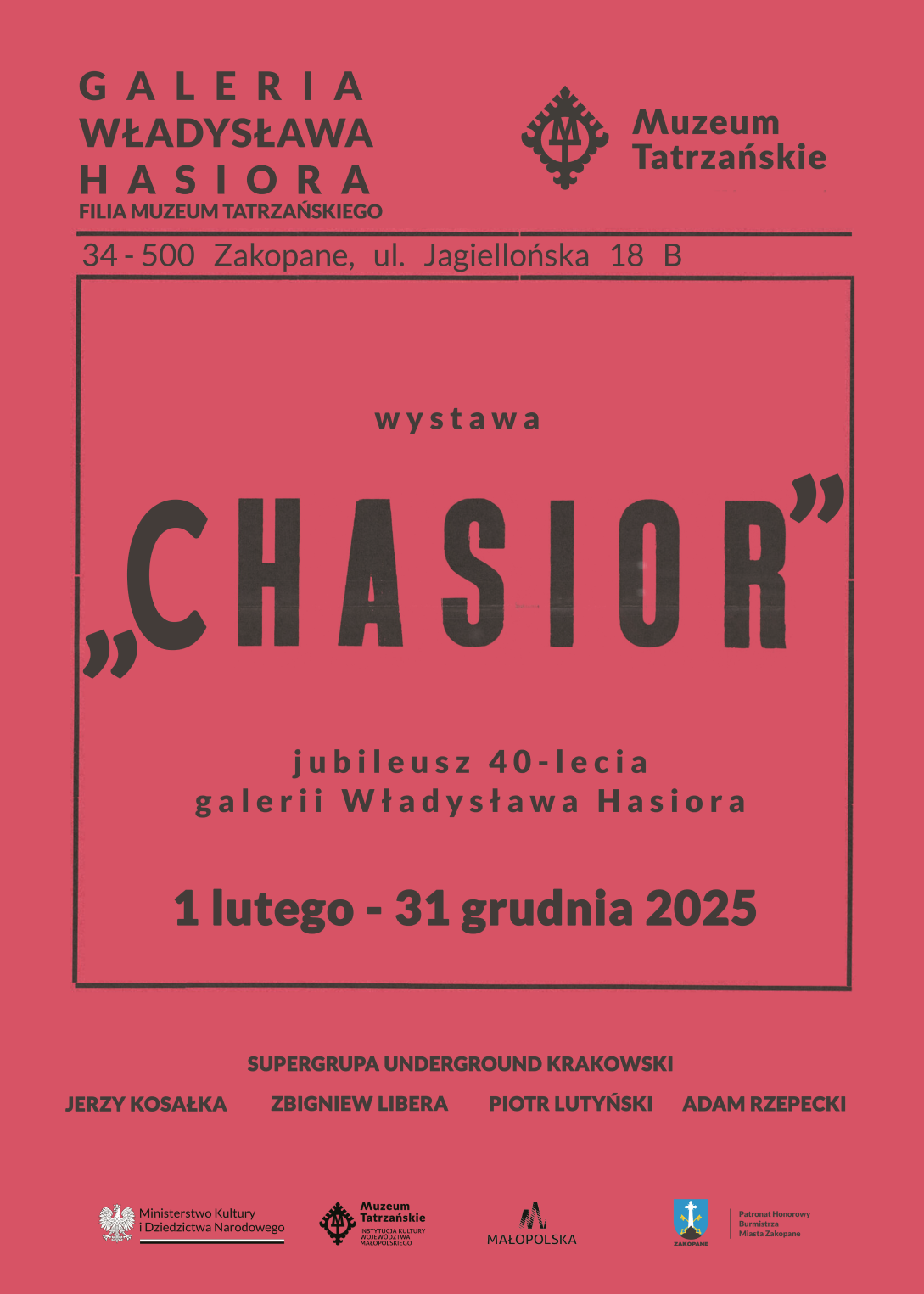 Czarne napisy na różowym tle, na górze logo Muzeum Tatrzańskiego, poniżej WYSTAWA „CHASIOR” i Jubileusz 40-lecia Galerii Władysława Hasiora 1 LUTEGO - 31 GRUDNIA 2025 i logotypy