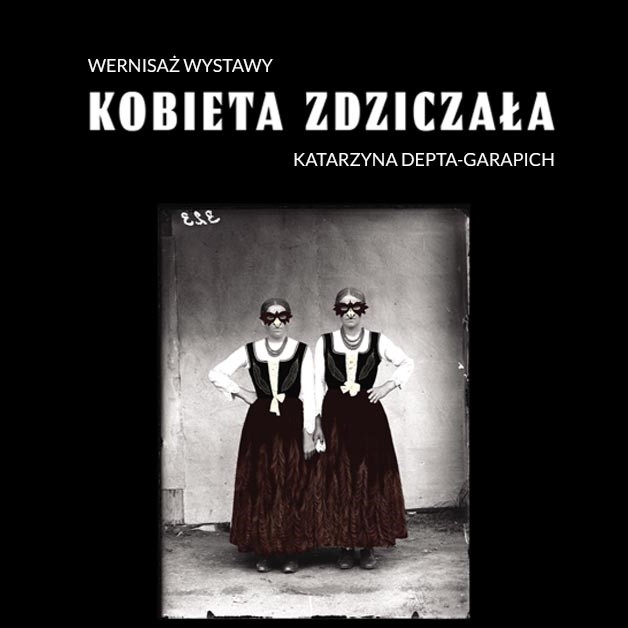 Czarnobiałe zdjęcie dwóch góralek z domalowanymi strojami i maskami Grafika: wernisaż wystawy Katarzyna Depta-Garapich, "Kobieta zdziczała