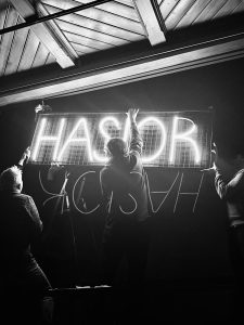 Hasior/Hasiok neon. Fragment wystawy.