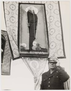 fot. NN, Władysław Hasior prowadzący procesję ze sztandarami z okazji Święta Kwitnącej Jabłoni w Łącku, zbiory Muzeum Tatrzańskiego