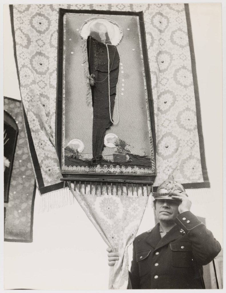 fot. NN, Władysław Hasior prowadzący procesję ze sztandarami z okazji Święta Kwitnącej Jabłoni w Łącku, zbiory Muzeum Tatrzańskiego