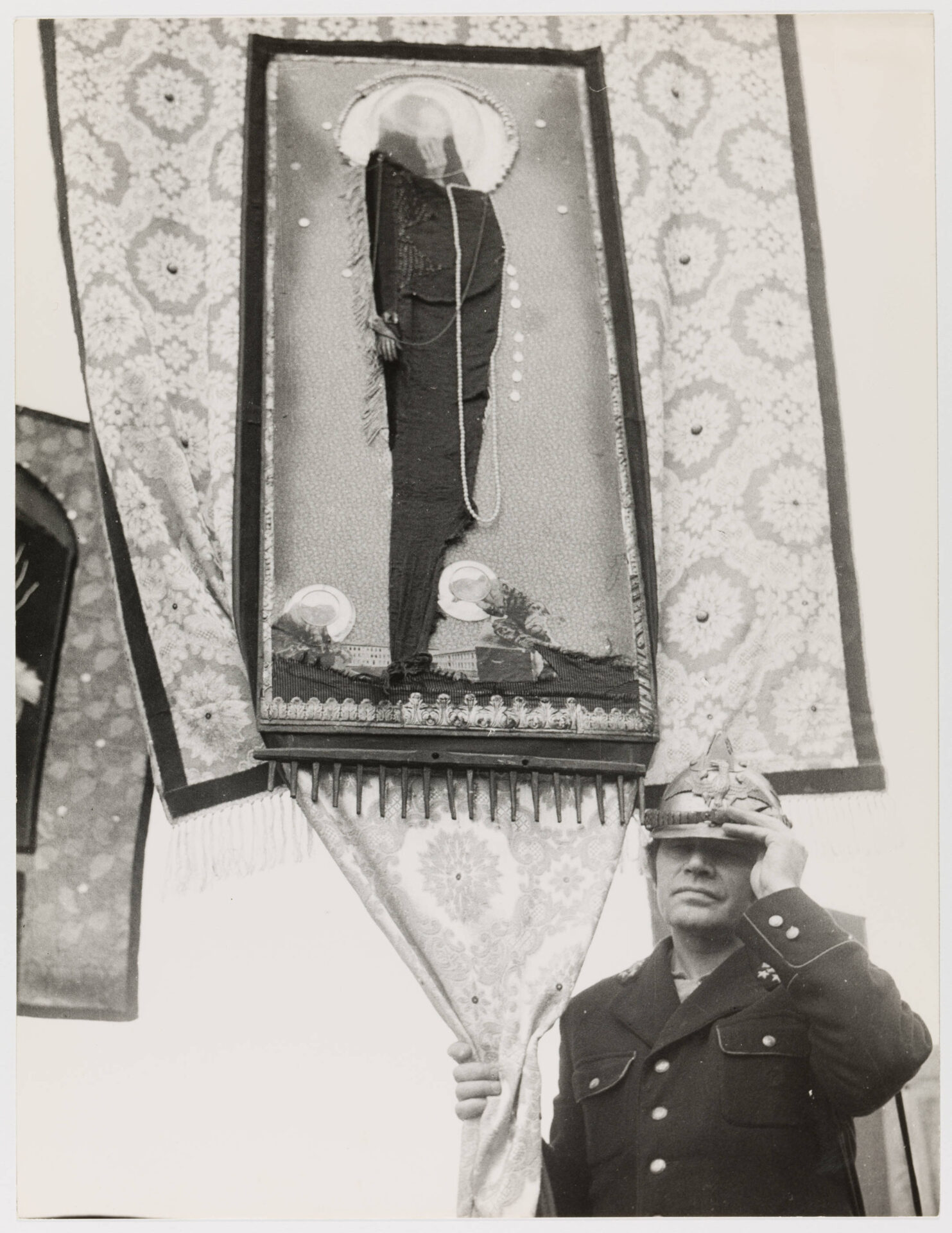 fot. NN, Władysław Hasior prowadzący procesję ze sztandarami z okazji Święta Kwitnącej Jabłoni w Łącku, zbiory Muzeum Tatrzańskiego