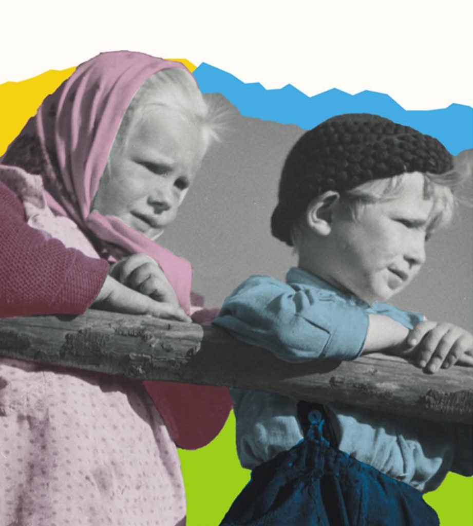 Czarno-białe zdjęcie chłopca w czapeczce i dziewczynki w chusteczce na kolorowym tle