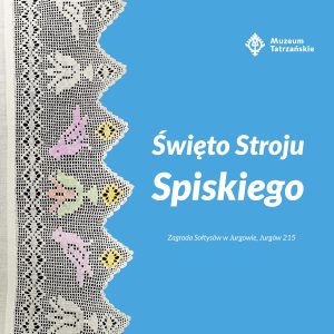 Święto Stroju Spiskiego Zagroda Sołtysów w Jurgowie Pokolorowana koronka z ptaszkami na niebieski tle i logo Muzeum Tatrzańskiego