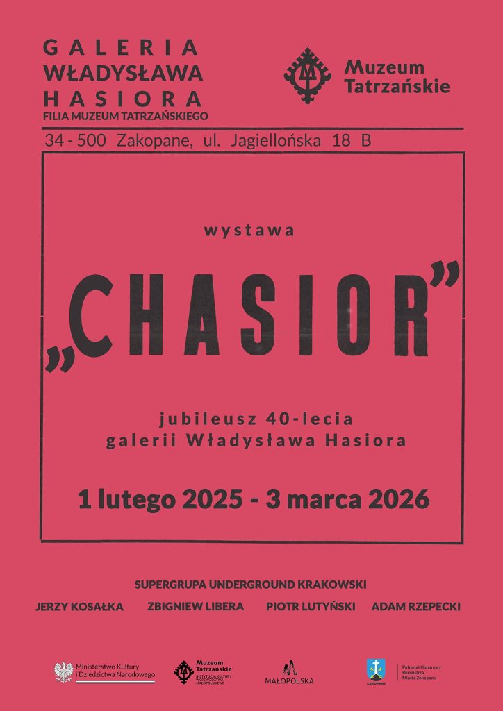 Czarne napisy na różowym tle, na górze logo Muzeum Tatrzańskiego, poniżej WYSTAWA „CHASIOR” i Jubileusz 40-lecia Galerii Władysława Hasiora 1 LUTEGO - 3 MARCA 2026 i logotypy