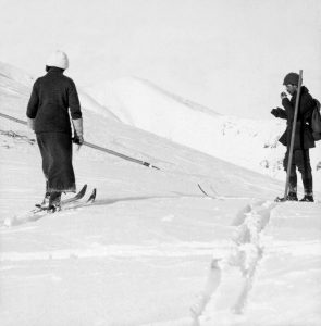 Ćwiczenia narciarskie w Tatrach, ok. 1910 r., ze zbiorów Muzeum Tatrzańskiego w Zakopanem