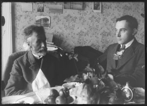 czarnobiałe zdjęcie: Stanisław i Stanisław Ignacy Witkiewiczowie w Lovranie, siedzą przy stole ze zbiorów Muzeum Tatrzańskiego w Zakopanem