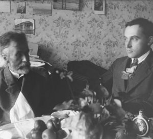 czarnobiałe zdjęcie: Stanisław i Stanisław Ignacy Witkiewiczowie w Lovranie, siedzą przy stole ze zbiorów Muzeum Tatrzańskiego w Zakopanem