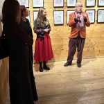 Na zdjęciu kuratorzy wystawy - Marek Krzysztof Lasecki i dr Emilia Pomiankiewicz-Wagner, tłumaczka języka migowego oraz Pani na tle rysunków prezentowanych na wystawie „SpotkajMY się w MT”.