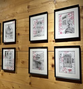 Na zdjęciu rysunki przedstawiające architekturę Podhala prezentowane na wystawie „SpotkajMY się w MT”.