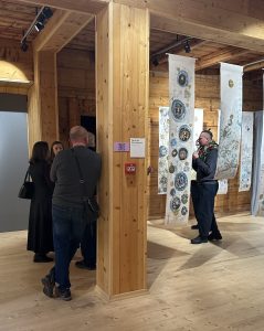 Publiczność oraz fragment wystawy „SpotkajMY się w MT”.