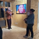 Na zdjęciu Marek Krzysztof Lasecki opowiadający o swoim obrazie Witkacego. Obok Pani z publiczności.