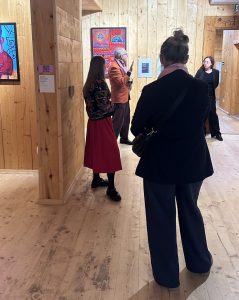 Publiczność oraz fragment wystawy „SpotkajMY się w MT”.