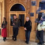 Na zdjęciu publiczność finisażu wystawy oraz fragment wystawy ,,SpotkajMY się w MT".