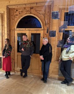 Na zdjęciu publiczność finisażu wystawy oraz fragment wystawy ,,SpotkajMY się w MT".