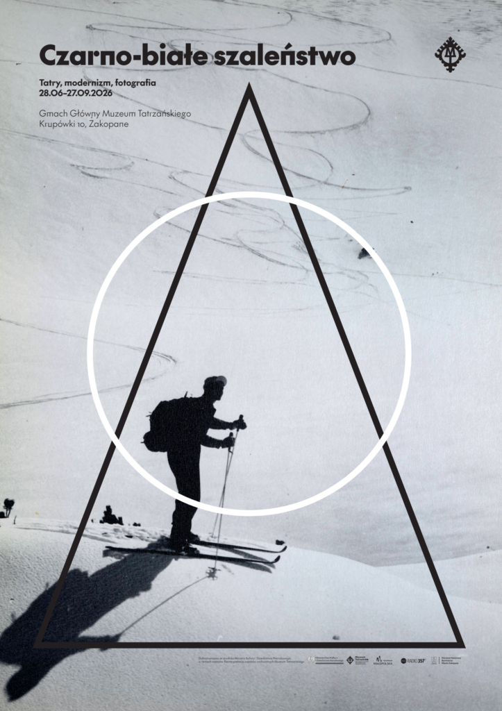 Czarno-białe szaleństwo Tatry, modernizm, fotografia Wystawa “Czarno-białe szaleństwo” to pierwsza w tej skali, muzealna opowieść o gorącym romansie najwyższych polskich gór i nowoczesnej fotografii. Wystawa prezentuje reprezentatywny wybór około 150 oryginalnych zdjęć, widokówek i albumów fotograficznych, powstałych między latami dwudziestymi a osiemdziesiątymi XX wieku. Był to czas dynamicznego rozwoju sportów zimowych i turystyki w Tatrach, ale również narodzin i rozkwitu polskiej fotografii artystycznej. Podążając za wyczynami sportowców, ale też za potrzebami propagandy turystycznej i krajoznawczej, fotografki i fotografowie podjęli wyzwanie stworzenia języka wizualnego opisującego w nowoczesny sposób atrakcyjność i potęgę górskiego krajobrazu. W ich obiektywach skały, śnieg, słońce czy narty stawały się pretekstem do plastycznych opowieści o ruchu, rytmie, świetle, siłach natury i relacji z nią, ale też inspiracją do tworzenia niemal fantastycznych, bliskich abstrakcji obrazów. Wiele z nich weszło do kanonu i ukształtowało sposób, w jaki dziś patrzymy na Tatry. Wystawa składa się z pięciu rozdziałów, które prowadzą nas od zalanych słońcem górskich panoram, przez narciarskie trasy i skalne turnie, aż po pełne wieloznacznego dramatyzmu obrazy wiatru halnego. Po raz pierwszy od ponad 80 lat pokazany zostanie obszerny zbiór fotografii z wystawy “Tatry i Podhale”, jaka odbyła się w Muzeum Tatrzańskim latem 1939 roku, zaś wśród prezentowanych twórców znajdują się najważniejsze nazwiska polskiej i zakopiańskiej fotografii XX wieku, m.in. Tadeusz Cyprian, Krystyna Gorazdowska, Edward Hartwig, Henryk Hermanowicz, Józef Oppenheim, Witold Romer, Zofia Rydet, Henryk Schabenbeck, Roman Serafin, Jan Sunderland, Władysław Werner, Antoni Marian Wieczorek oraz Tadeusz i Stefan Zwolińscy. “Czarno-białe szaleństwo” to próba odkrycia na nowo witalności tatrzańskiego krajobrazu przez pryzmat klasycznej, czarno-białej fotografii. To historia modernistycznego oszołomienia — ideą podboju gór, jak i kreatywnymi możliwościami uzbrojonego w kamerę oka. Kurator: Łukasz Gorczyca PATRONAT HONOROWY: Burmistrza Miasta Zakopane PATRONAT MEDIALNY: Radio 357 Wybrane obiekty prezentowane na wystawie zostały użyczone przez: Muzeum Narodowe we Wrocławiu, Muzeum Historii Fotografii im. Walerego Rzewuskiego w Krakowie oraz Fundację im. Maksymiliana Myszkowskiego. Na ekspozycji prezentowany jest również film „Biały ślad” (1932) w reżyserii Adama Krzeptowskiego, udostępniony przez Filmotekę Narodową – Instytut Audiowizualny oraz reprodukcja fotografii Zofii Rydet, pt. Giewont, prezentowana dzięki uprzejmości Fundacji im. Zofii Rydet. Wystawę można oglądać od 28 czerwca do 27 września 2026 r. w Gmachu Głównym Muzeum Tatrzańskiego, ul. Krupówki 10. Dofinansowano ze środków Ministra Kultury i Dziedzictwa Narodowego, w ramach zadania: „Reinterpretacja zasobów archiwalnych Muzeum Tatrzańskiego”. Wydarzenia towarzyszące wystawie 27 czerwca (sobota) godz. 17:00 Gmach Główny Muzeum Tatrzańskiego, ul. Krupówki 10 Wernisaż wystawy „Czarno-białe szaleństwo Tatry, modernizm, fotografia” Wstęp wolny w ramach promocji Muzeum Tatrzańskiego 3 lipca (piątek) godz. 17:00 Gmach Główny Muzeum Tatrzańskiego, ul. Krupówki 10 Kuratorskie oprowadzanie po wystawie „Czarno–białe szaleństwo Tatry, modernizm, fotografia” Prowadzenie: Łukasz Gorczyca Wstęp wolny w ramach promocji Muzeum Tatrzańskiego